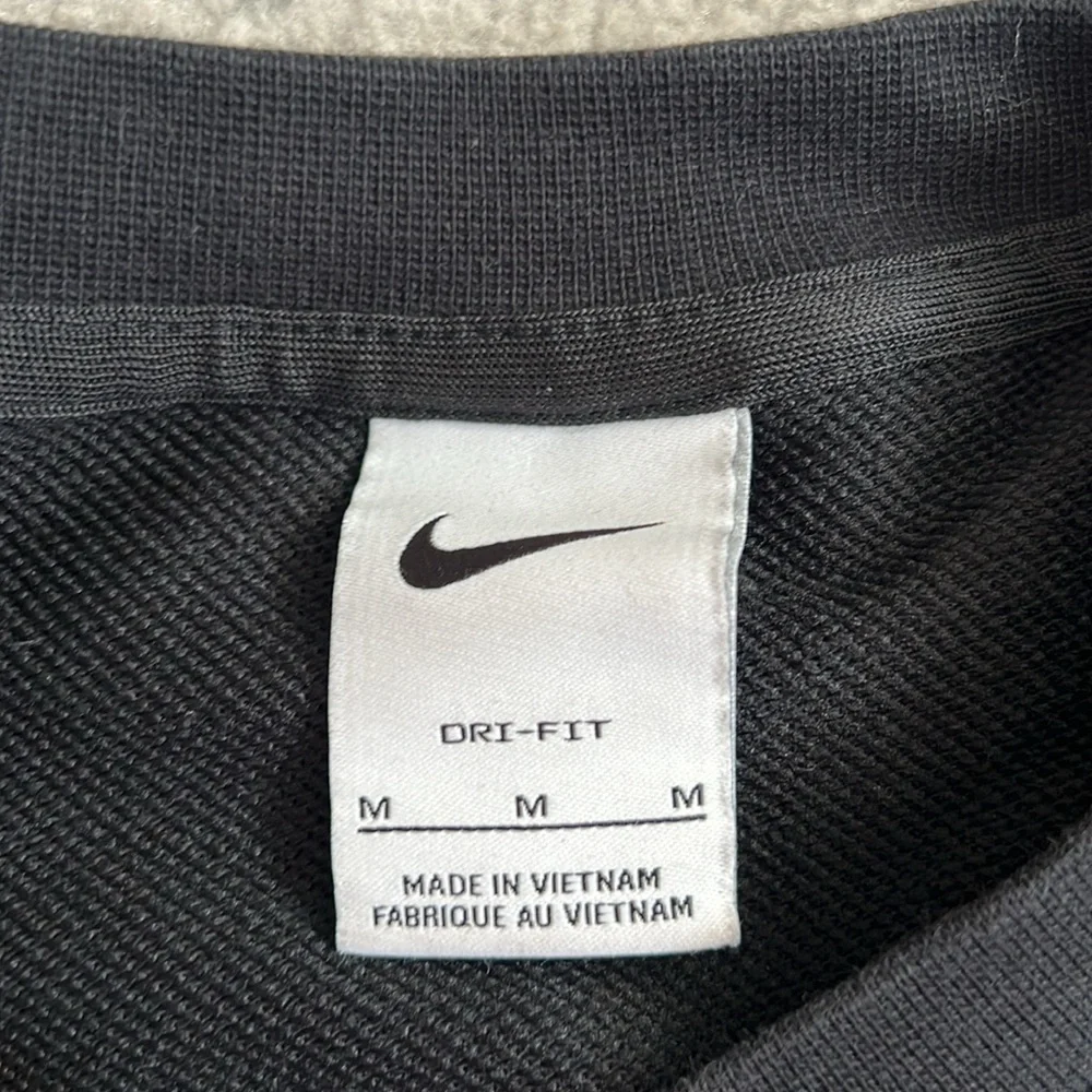 Nike Men's Standard Issue Basketball Crew Sweatshirt